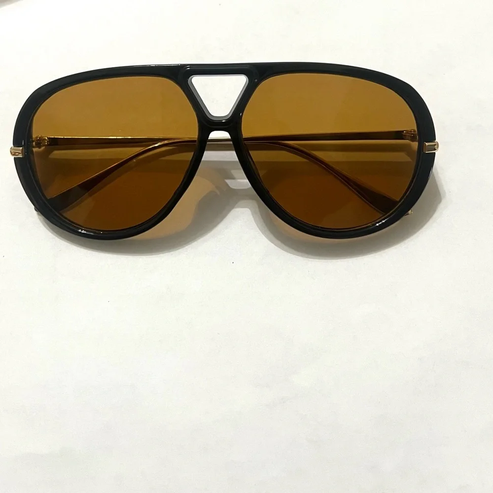 🔥🔥🆕Stylish Black Sunglasses brown lenses gold arms